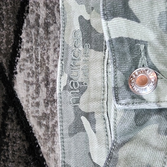 MAURICES HIGH-RISE CAMO RAW-EDGE DENIM JEAN SHORTS - Picture 4 of 11